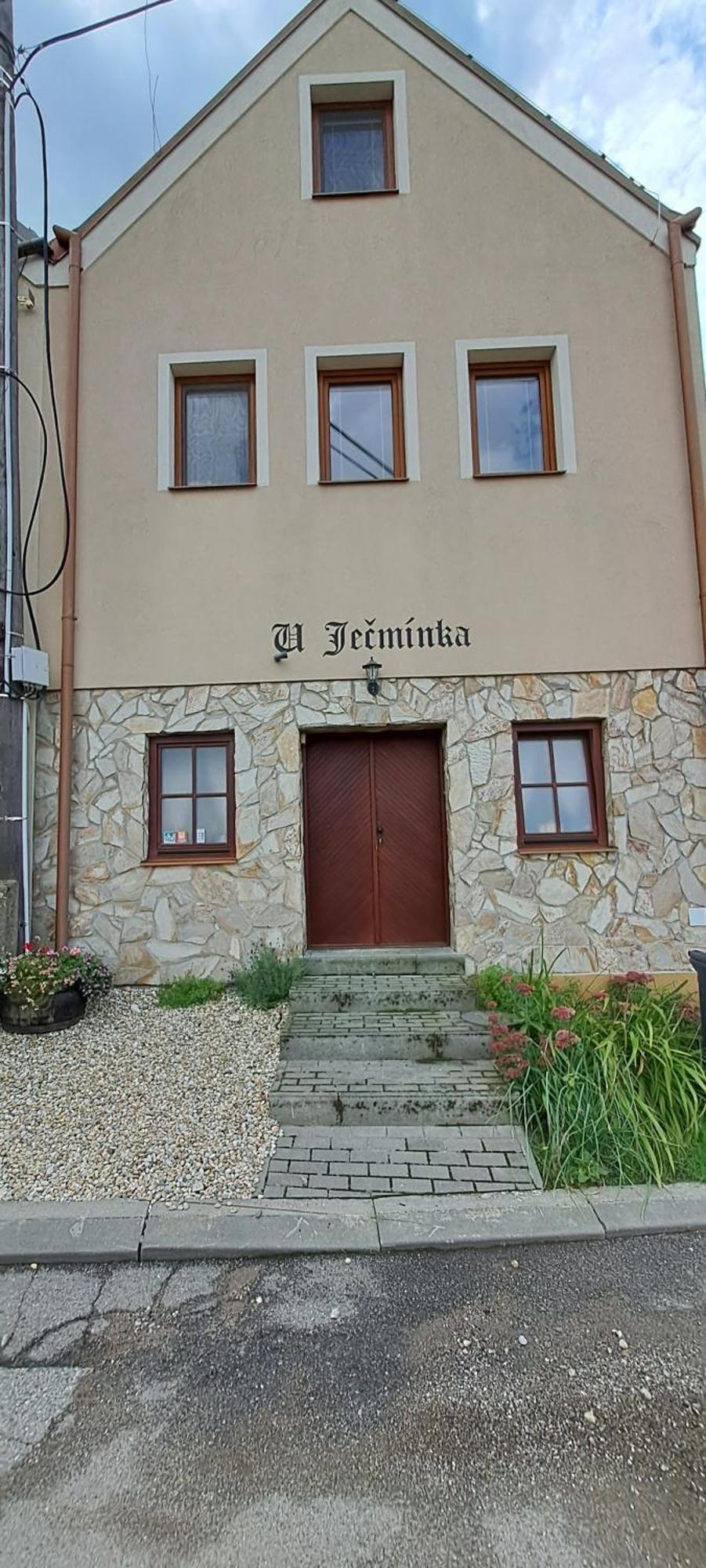 U Jecminka Villa Hlohovec Buitenkant foto